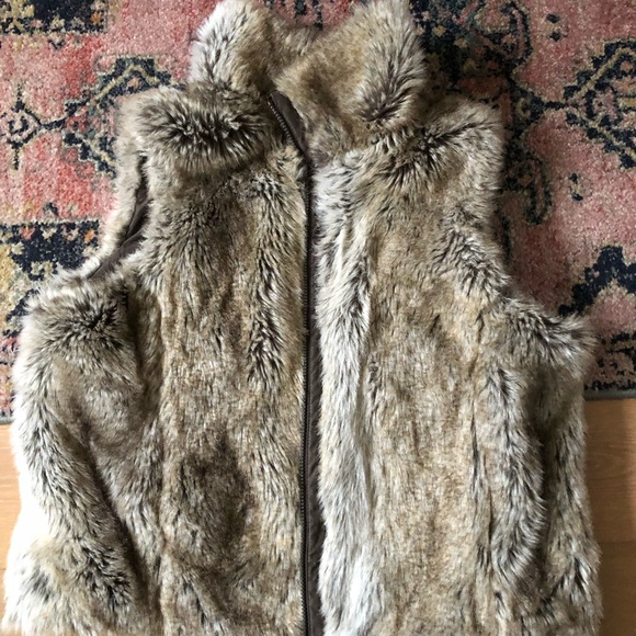 Weatherproof reversible faux fur women's vest in espresso - Picture 3 of 6